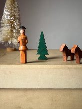 Load image into Gallery viewer, Vintage Wooden Winter set