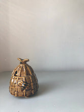 Load image into Gallery viewer, Vintage Beehive Honey / Marmalade Pot