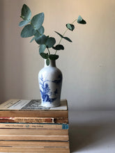 Load image into Gallery viewer, Vintage Decorative stem Vase